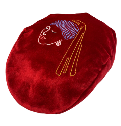 Coppola modello 'Pirandello ' in velluto liscio con Ricamo Ragazza con l’orecchino