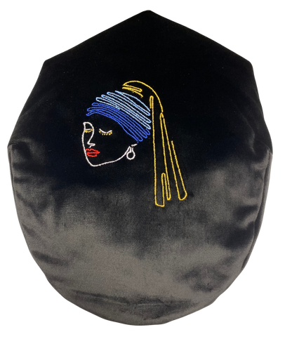 Coppola modello 'Pirandello ' in velluto liscio con Ricamo Ragazza con l’orecchino