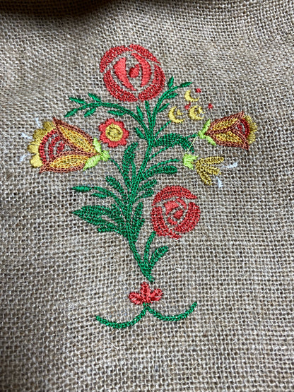 Coppola modello 'Pirandello ' ricamata in Juta